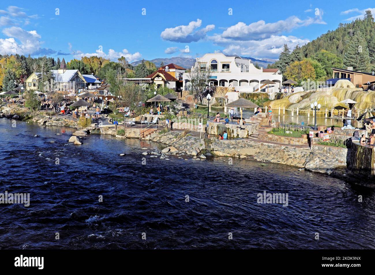 La rivière San Juan coule à côté du Springs Resort and Spa à Pagosa Springs, Colorado, sur 6 octobre 2022. Banque D'Images