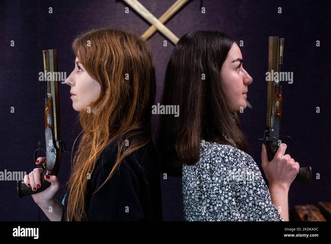 Londres, Royaume-Uni. 7 novembre 2022. Les membres du personnel posent avec «Une paire de pistolets à percussion à percussion de 36 trous rare et en début de course» par J. Purdey de Londres, nos 968 et 969, 1826, (est. £10 000 - £15 000) à un photocall de Bonhams Arms et armure qui comprend la collection Chris Wynn de Early Purdeys. La vente aux enchères aura lieu à Bonhams Knightsbridge le 9 novembre. Credit: Stephen Chung / Alamy Live News Banque D'Images