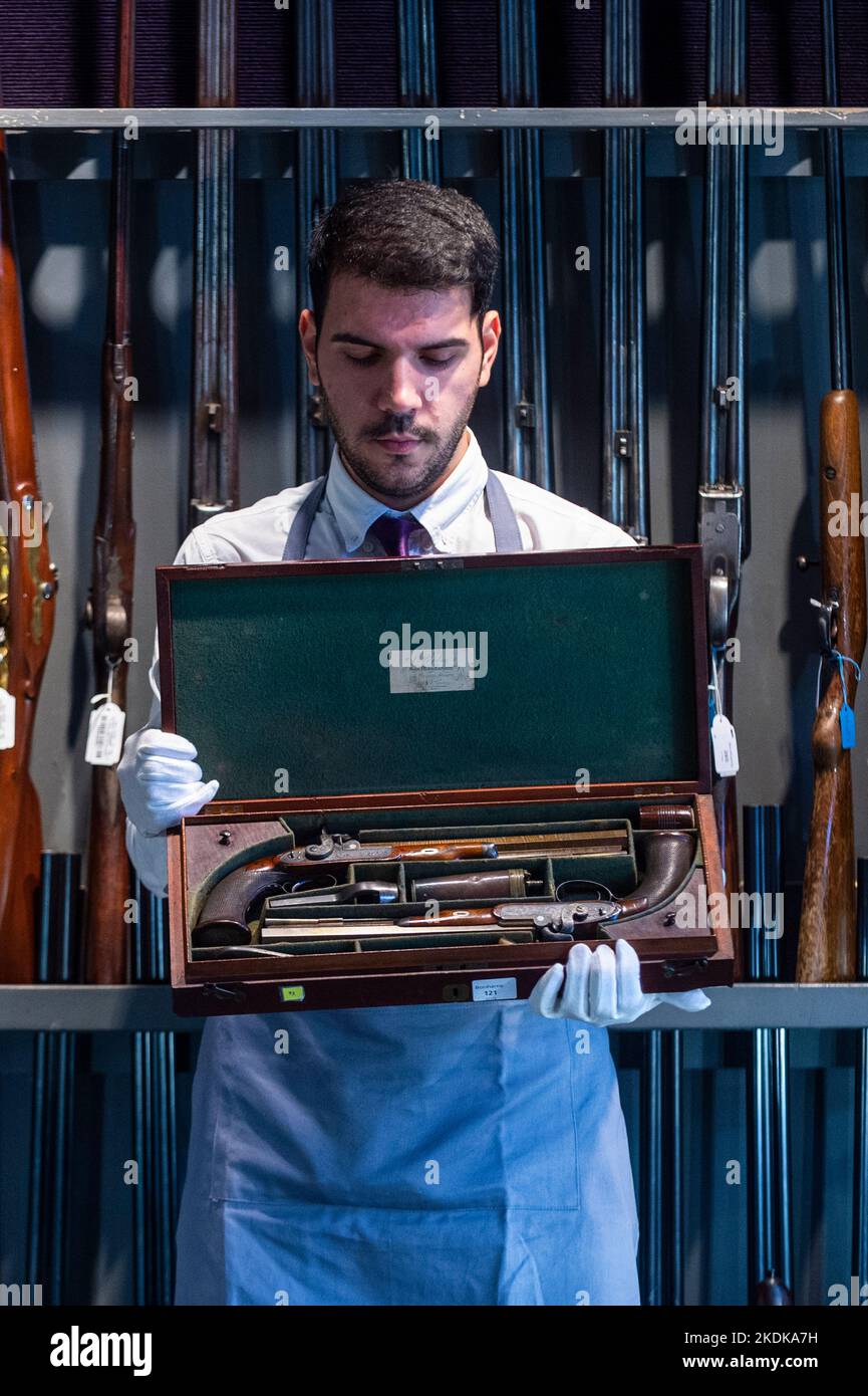 Londres, Royaume-Uni. 7 novembre 2022. Un technicien présente «Une paire de pistolets à percussion à percussion à 36 trous rare et à boîtier précoce» de J. Purdey, de Londres, nos 968 et 969, 1826, (est. £10 000 - £15 000) à un photocall de Bonhams Arms et armure qui comprend la collection Chris Wynn de Early Purdeys. La vente aux enchères aura lieu à Bonhams Knightsbridge le 9 novembre. Credit: Stephen Chung / Alamy Live News Banque D'Images