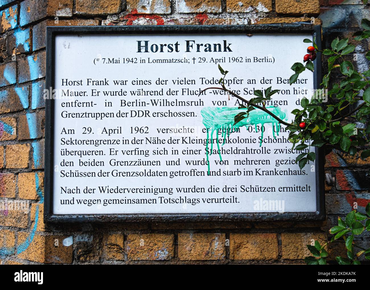 Memorial Board de Horst Frank Berlin Wall victime qui est morte en essayant de s'échapper à Berlin-Ouest, Klemkestrasse, Niederschönhausen, Pankow, Berlin. Banque D'Images