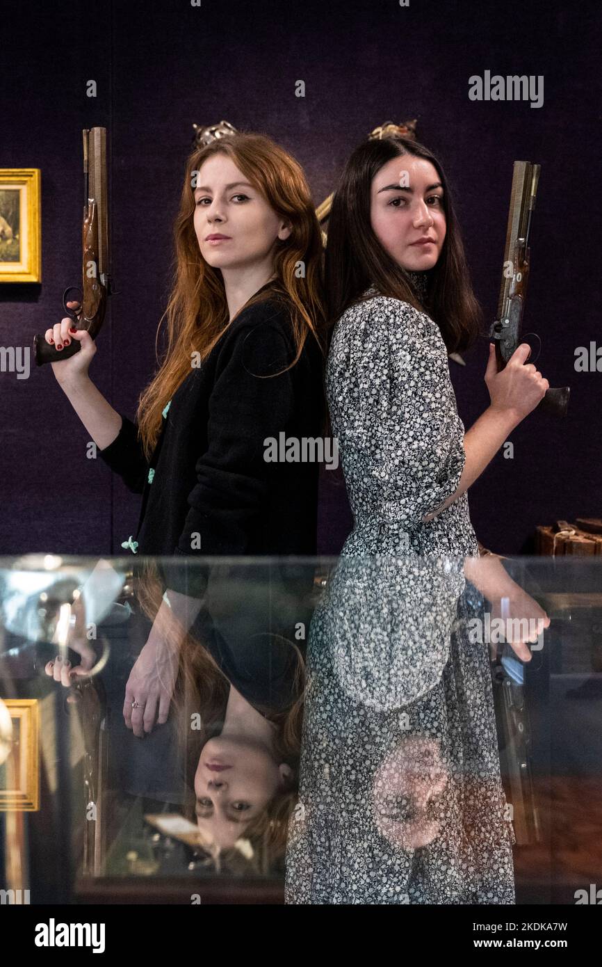 Londres, Royaume-Uni. 7 novembre 2022. Les membres du personnel posent avec «Une paire de pistolets à percussion à percussion de 36 trous rare et en début de course» par J. Purdey de Londres, nos 968 et 969, 1826, (est. £10 000 - £15 000) à un photocall de Bonhams Arms et armure qui comprend la collection Chris Wynn de Early Purdeys. La vente aux enchères aura lieu à Bonhams Knightsbridge le 9 novembre. Credit: Stephen Chung / Alamy Live News Banque D'Images