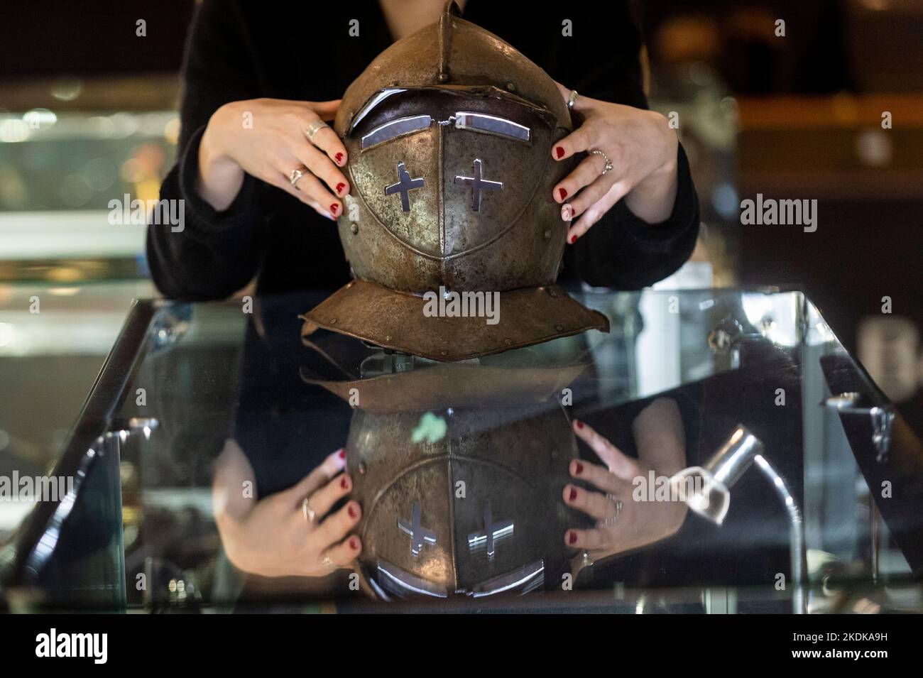 Londres, Royaume-Uni. 7 novembre 2022. Un membre du personnel présente le casque de la « demi-armure allemande », début du 17th siècle (est. £2 500 - £3 500) à un photocall de Bonhams Arms et armure qui comprend la collection Chris Wynn de Early Purdeys. La vente aux enchères aura lieu à Bonhams Knightsbridge le 9 novembre. Credit: Stephen Chung / Alamy Live News Banque D'Images