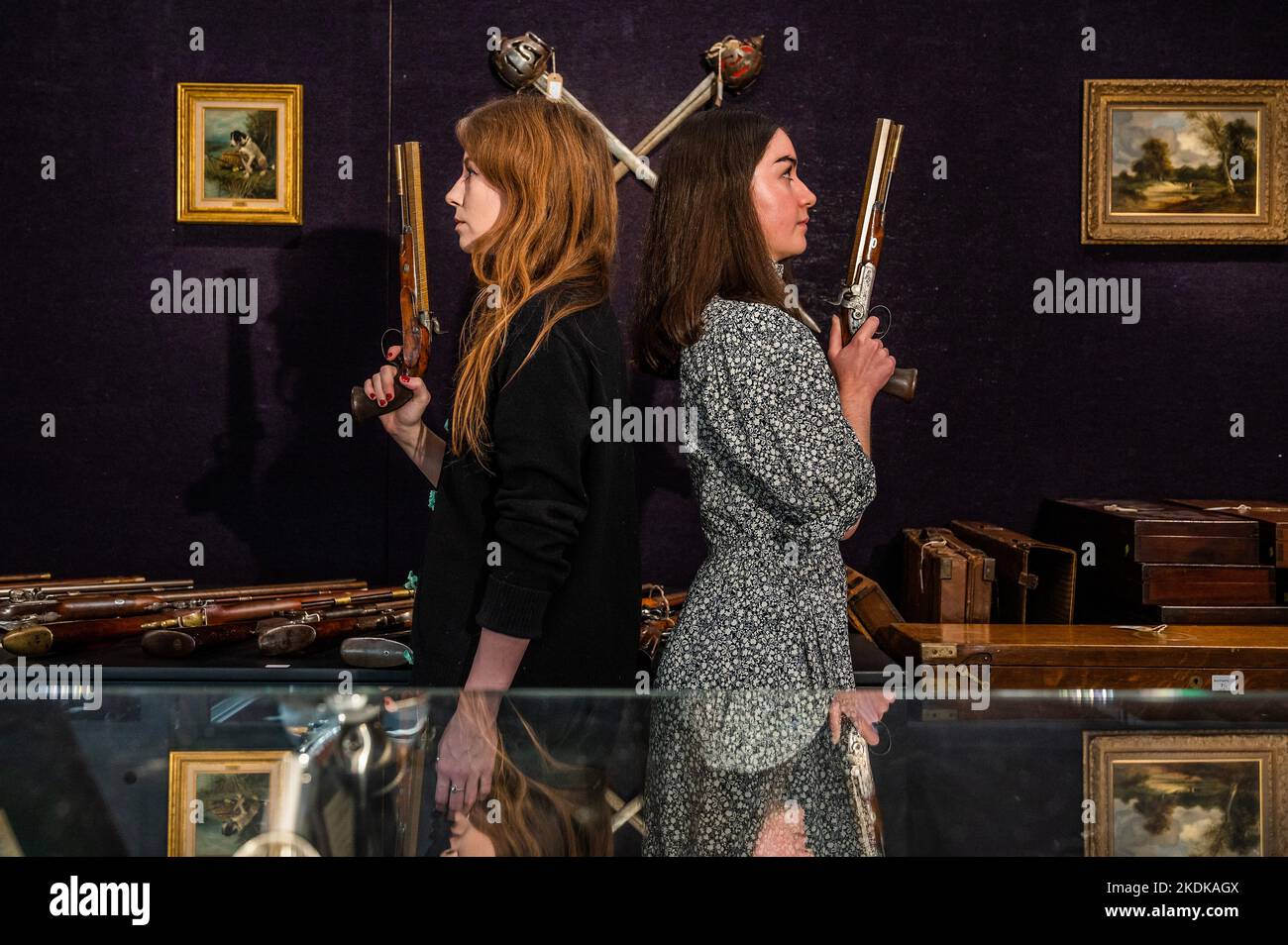Londres, Royaume-Uni. 7th novembre 2022. Une paire de pistolets Dueling à percussion 36-Bore, rares et anciens, par J. Purdey de Londres, nos 968 et 969 pour 1826, est £10 000-15 000 - Aperçu des ventes d'armes et d'armures de Bonhams à la salle Knightsesbridge. Les ventes ont lieu le 9-10 novembre à Knightsbridge. Crédit : Guy Bell/Alay Live News Banque D'Images