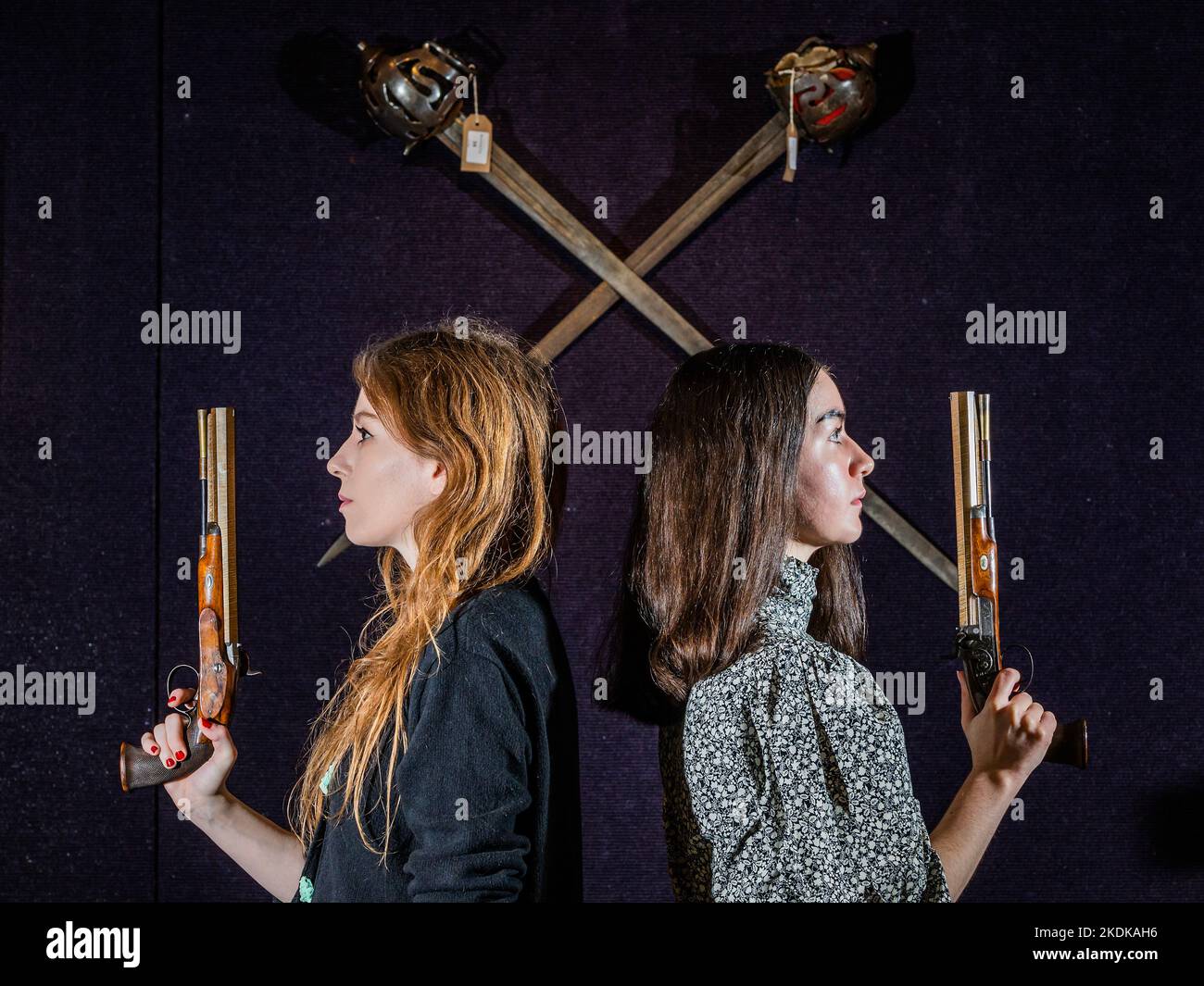 Londres, Royaume-Uni. 7th novembre 2022. Une paire de pistolets Dueling à percussion 36-Bore, rares et anciens, par J. Purdey de Londres, nos 968 et 969 pour 1826, est £10 000-15 000 - Aperçu des ventes d'armes et d'armures de Bonhams à la salle Knightsesbridge. Les ventes ont lieu le 9-10 novembre à Knightsbridge. Crédit : Guy Bell/Alay Live News Banque D'Images