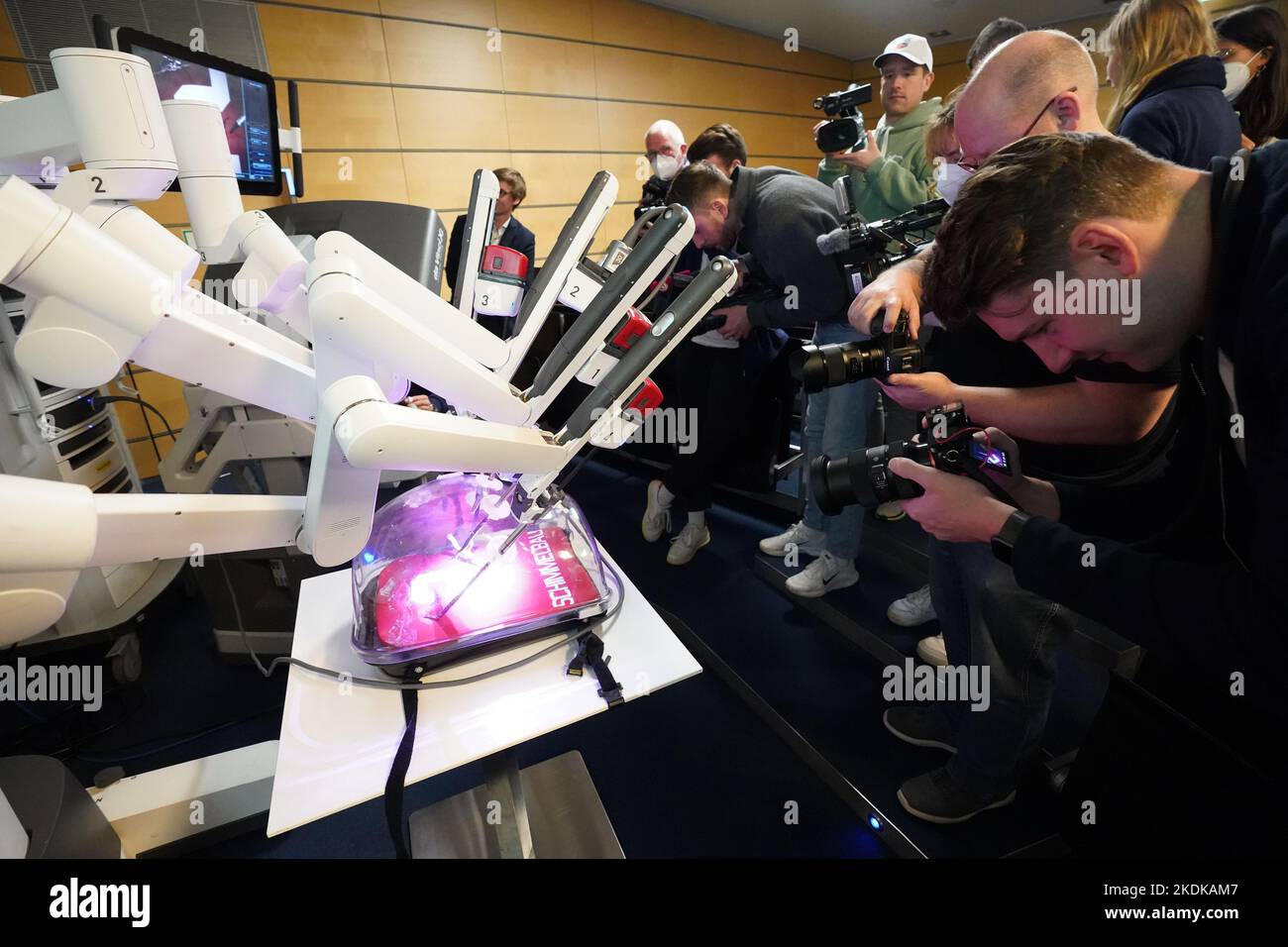 Hambourg, Allemagne. 07th novembre 2022. Tobias Schimmelbauer (caché à l'arrière gauche), joueur au Handball Sport Verein Hamburg (HSVH), signe un maillot avec un robot chirurgical Da Vinci moderne à l'Asklepios Klinik Altona. Le robot est utilisé pour des opérations urologiques compliquées. La campagne a pour but de sensibiliser le public à la santé et aux soins préventifs des hommes dans le cadre de la campagne « Movember ». Credit: Marcus Brandt/dpa/Alay Live News Banque D'Images