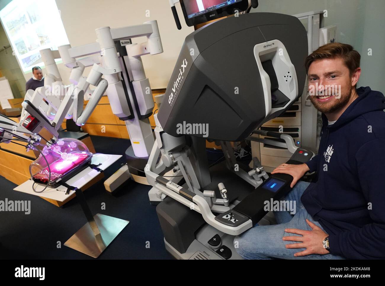 Hambourg, Allemagne. 07th novembre 2022. Tobias Schimmelbauer, joueur au Handball Sport Verein Hamburg (HSVH), signe un maillot à l'Asklepios Klinik Altona avec un robot chirurgical Da Vinci moderne. Le robot est utilisé pour des opérations urologiques compliquées. La campagne a pour but de sensibiliser le public à la santé et aux soins préventifs des hommes dans le cadre de la campagne « Movember ». Credit: Marcus Brandt/dpa/Alay Live News Banque D'Images