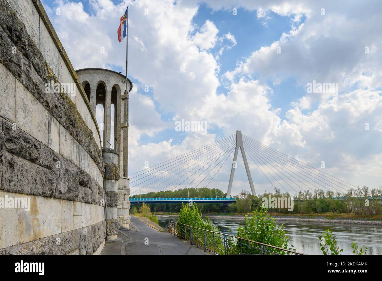 Pegelturm Neuwied et le pont Raiffeisen pendant le bas niveau historique du Rhin Banque D'Images