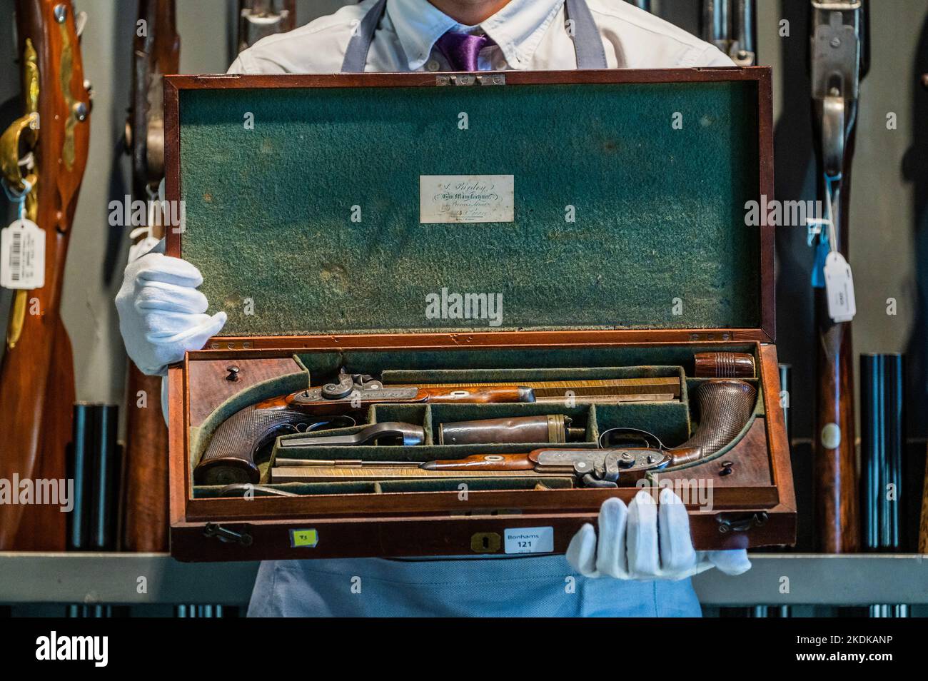 Londres, Royaume-Uni. 7th novembre 2022. Une paire de pistolets Dueling à percussion 36-Bore, rares et anciens, par J. Purdey de Londres, nos 968 et 969 pour 1826, est £10 000-15 000 - Aperçu des ventes d'armes et d'armures de Bonhams à la salle Knightsesbridge. Les ventes ont lieu le 9-10 novembre à Knightsbridge. Crédit : Guy Bell/Alay Live News Banque D'Images