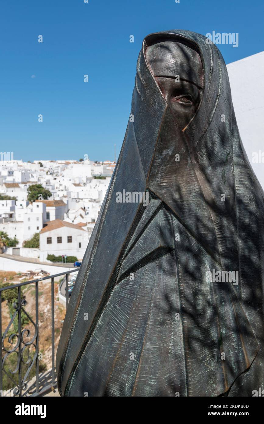 Statue de la Cobijada (le voilé) à Vejer de la Frontera, Andalousie, Espagne. Il représente une femme dans le vieux costume castillan porté untll les 1970s. Banque D'Images