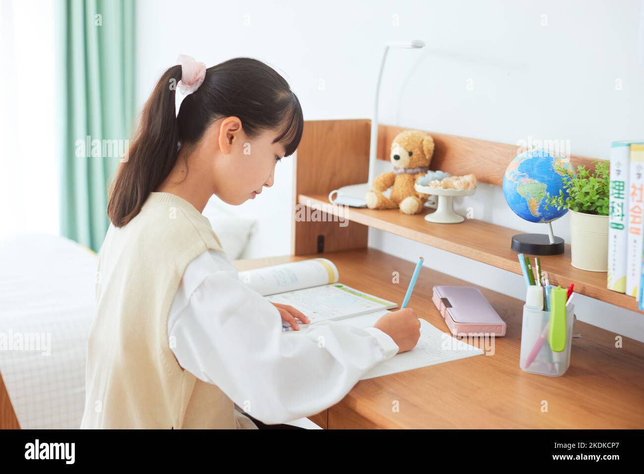 L'étude à la maison pour enfants japonais Banque D'Images