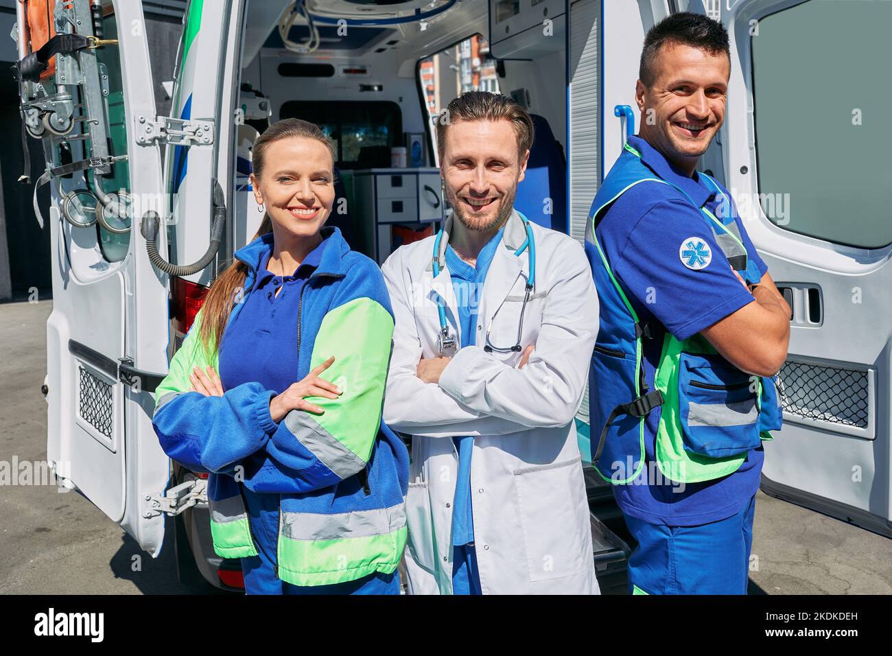 Équipe médicale de secours. Équipe paramédicale confiante et médecin de l'hôpital avec bras croisés debout près de l'ambulance Banque D'Images