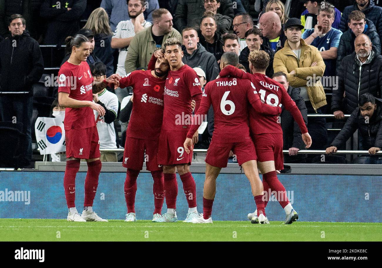 Londres, Royaume-Uni. 06th novembre 2022. Mohamed Salah de Liverpool (2l) fête avec ses coéquipiers après avoir mis ses équipes au but 2nd du match. Premier League Match, Tottenham Hotspur v Liverpool au Tottenham Hotspur Stadium de Londres, le dimanche 6th novembre 2022. Cette image ne peut être utilisée qu'à des fins éditoriales. Utilisation éditoriale uniquement, licence requise pour une utilisation commerciale. Aucune utilisation dans les Paris, les jeux ou les publications d'un seul club/ligue/joueur. photo de Sandra Mailer/Andrew Orchard sports Photography/Alamy Live News crédit: Andrew Orchard sports Photography/Alamy Live News Banque D'Images