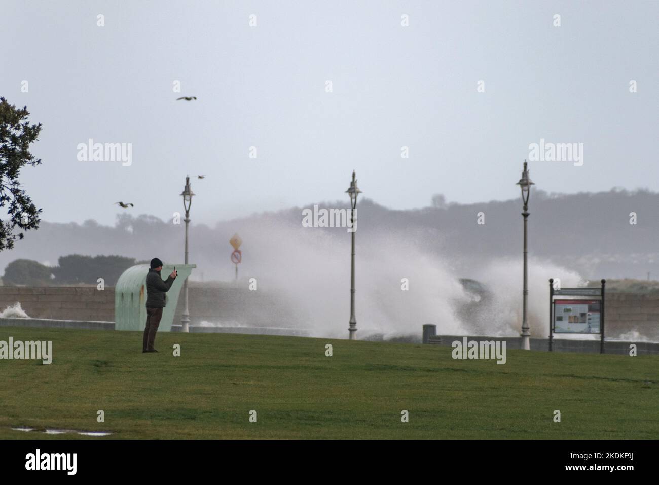 Vagues qui frappent Clontarf Promenade pendant Storm Barra Banque D'Images