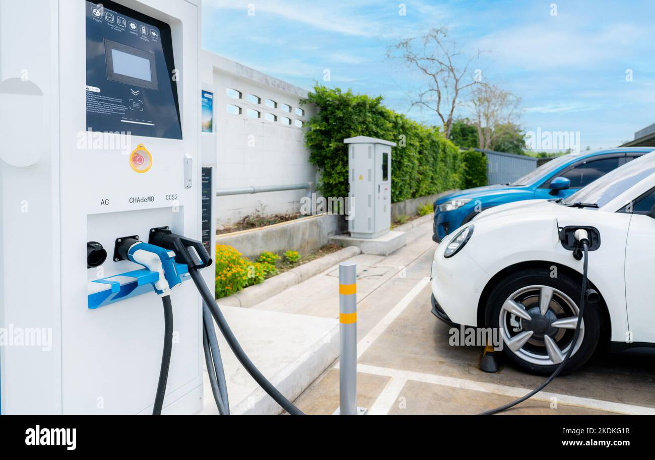 Charge de voiture à la station de charge de voiture électrique. Chargeur de véhicule électrique. Point de charge sur le parking. Énergie durable. Charge de véhicule électrique commercial Banque D'Images