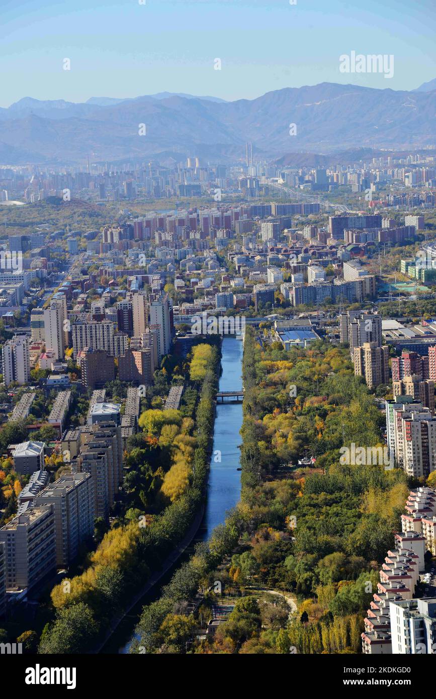 PÉKIN, CHINE - 7 NOVEMBRE 2022 - Une vue panoramique de la ville de Pékin depuis la tour de radio et télévision chinoise de 238 mètres de haut à Beijing, Chine, Banque D'Images