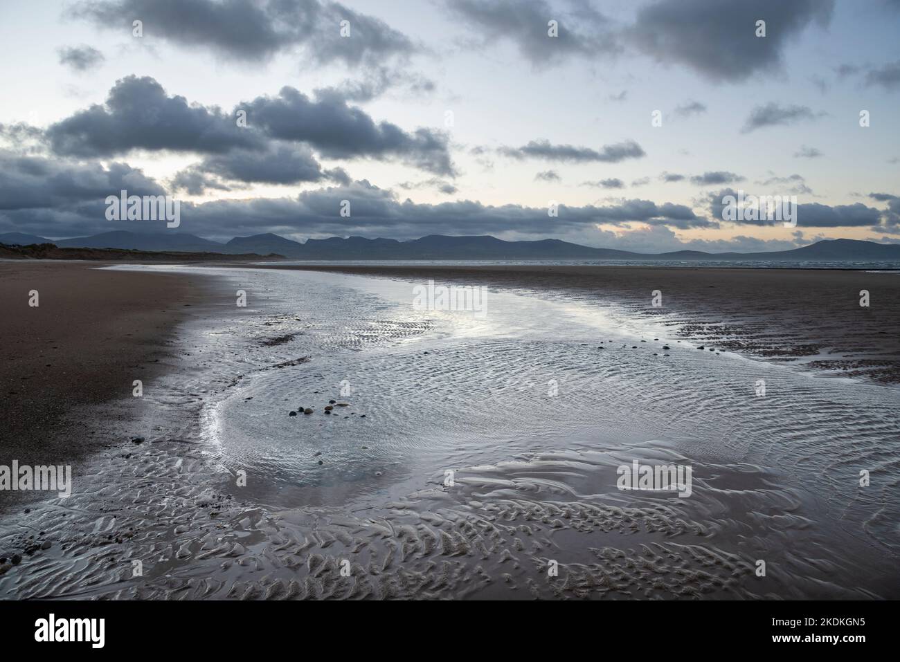 Belle aube sur la plage de Newborough sur la côte sud d'Anglesey, au nord du pays de Galles. Banque D'Images