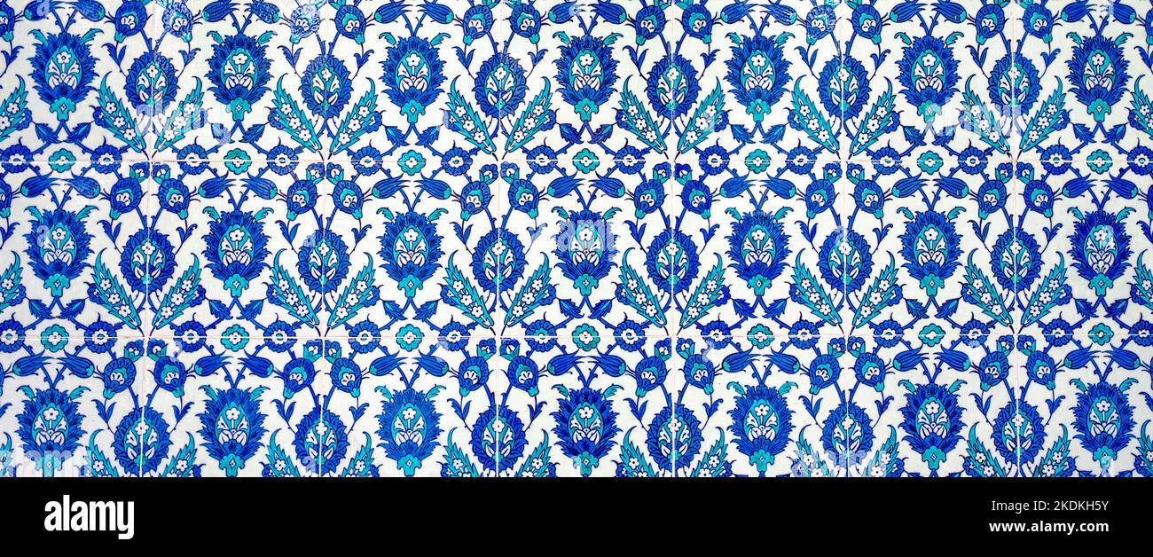 Carreaux ottomans faits main de la mosquée Rustem Pasa, Istanbul, Turquie. Banque D'Images
