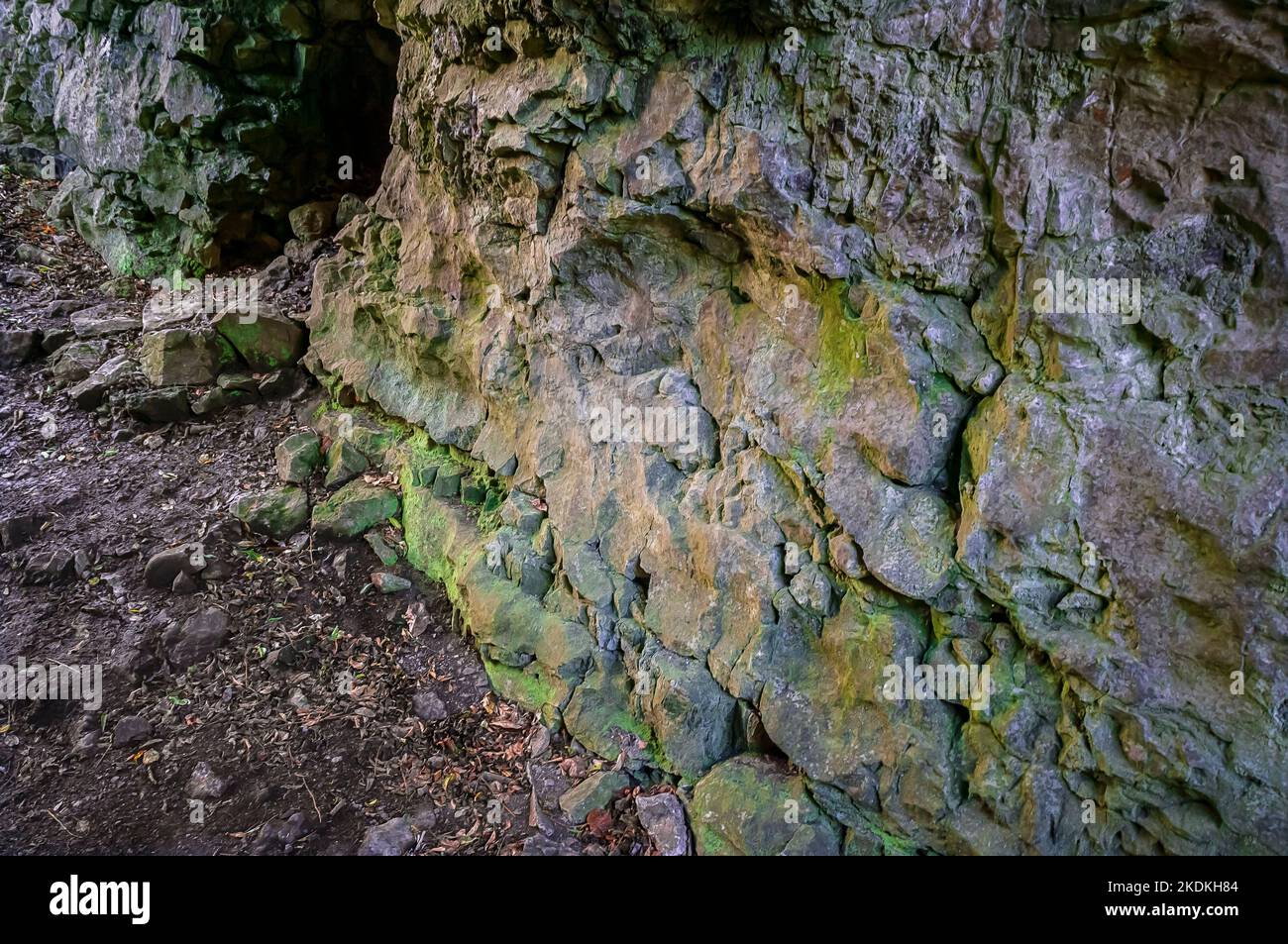 Passages naturels de grottes hauts dans l'église de Cucklet, un affleurement calcaire dans le Delph, près d'Eyam, Derbyshire. Les services religieux ont eu lieu ici dans la peste Banque D'Images