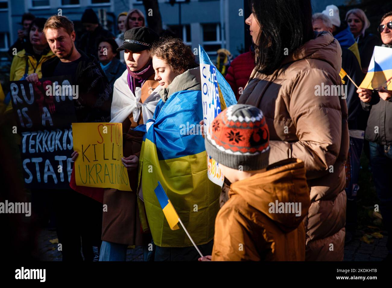 Les participants tiennent des écriteaux exprimant leur opinion pendant le mois de mars. La marche des communautés polonaise et ukrainienne est passée de l'église Saint-Bartholomée à la place de solidarité. Les 9th mois de la guerre sont déjà en cours. L'Ukraine, par son exemple, montre au monde entier le sens correct de concepts tels que le courage et la force de l'esprit. La marche visait à exprimer des remerciements pour l'aide et l'hospitalité que le peuple polonais a données aux réfugiés ukrainiens. Banque D'Images