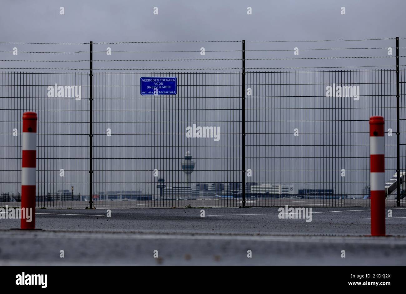 2022-11-07 11:45:48 SCHIPHOL - avion derrière la clôture autour de l'aéroport de Schiphol. Les compagnies aériennes néerlandaises ont trouvé « regrettable » que des manifestants aient pu entrer samedi sur le site de Schiphol. ANP ROBIN VAN LONKHUIJSEN pays-bas sortie - belgique sortie Banque D'Images