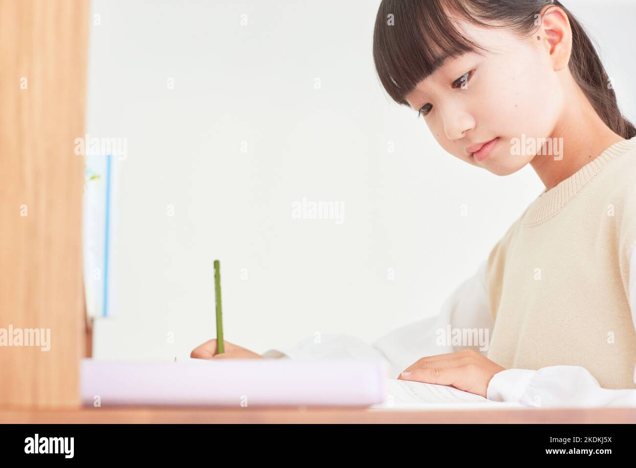 L'étude à la maison pour enfants japonais Banque D'Images