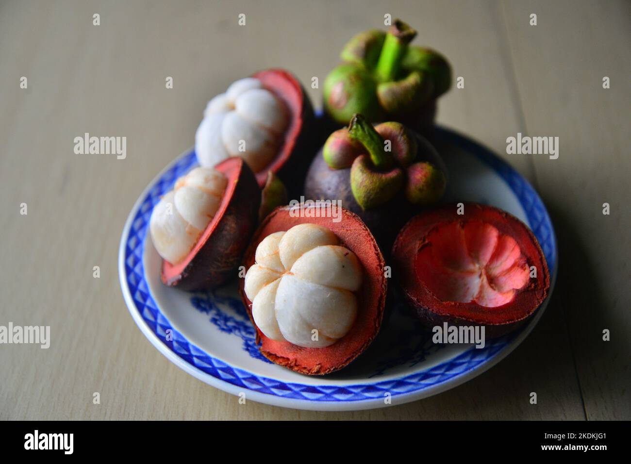 Une assiette de mangousteen, fruits thaïlandais au goût agréable Banque D'Images