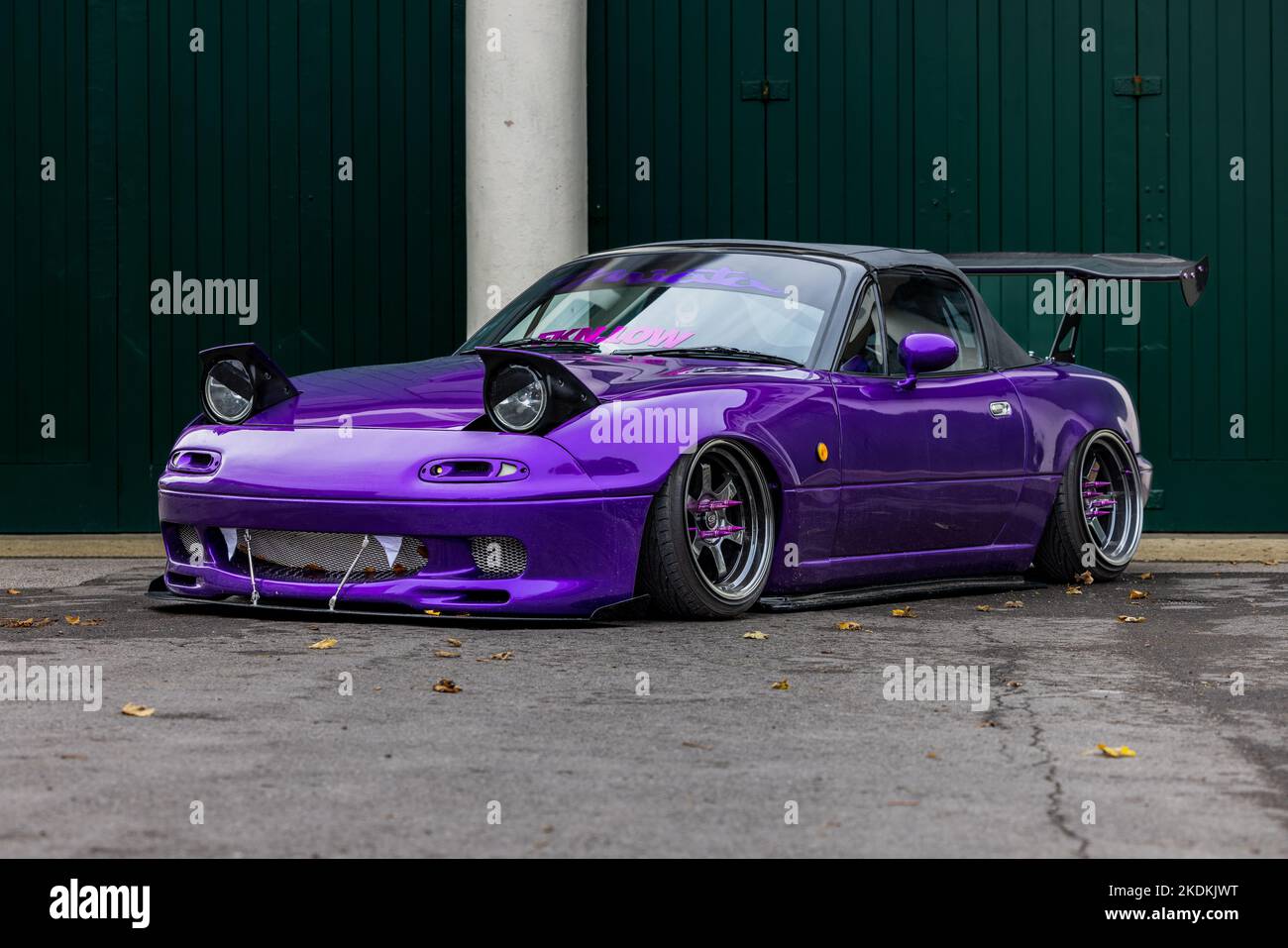 https://c8.alamy.com/compfr/2kdkjwt/mazda-mx-5-modifie-expose-a-l-assemblage-de-voitures-effrayantes-qui-s-est-tenu-au-bicester-heritage-centre-le-30th-octobre-2022-2kdkjwt.jpg