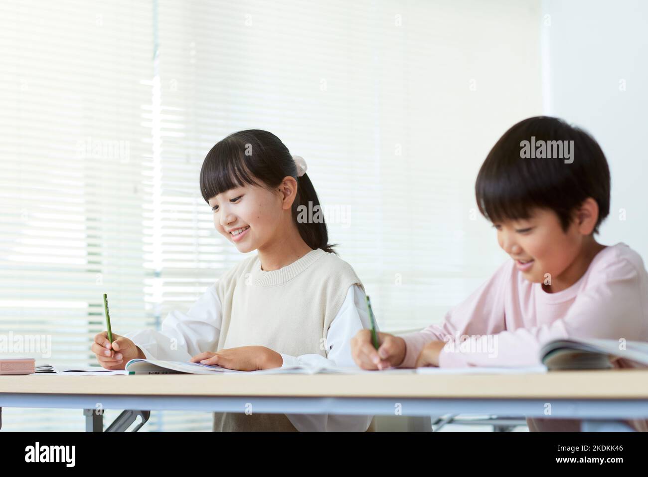 Les enfants japonais étudiant Banque D'Images