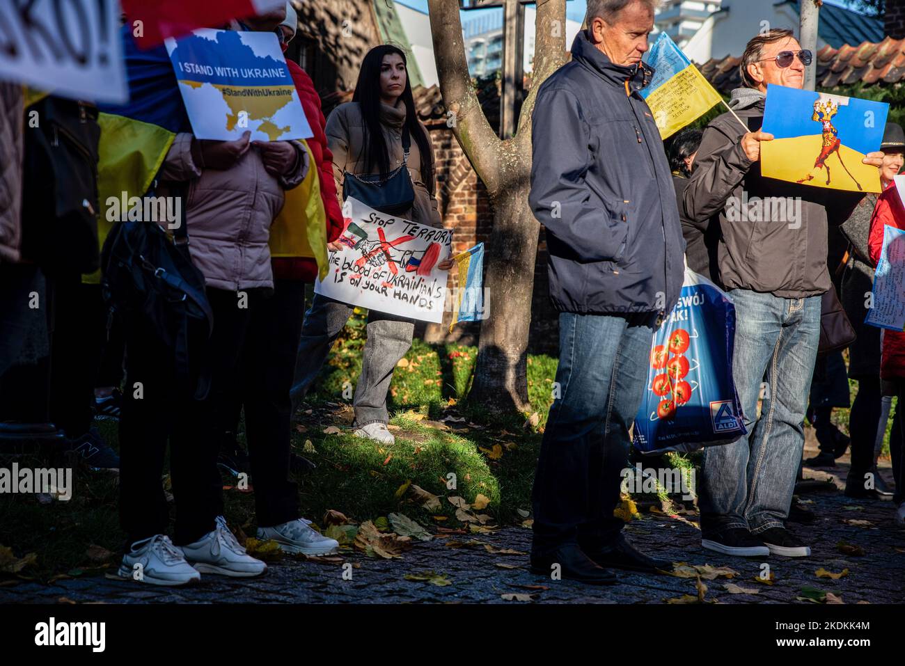 Gdansk, Pologne. 06th novembre 2022. Les participants tiennent des écriteaux exprimant leur opinion pendant le mois de mars. La marche des communautés polonaise et ukrainienne est passée de l'église Saint-Bartholomée à la place de solidarité. Les 9th mois de la guerre sont déjà en cours. L'Ukraine, par son exemple, montre au monde entier le sens correct de concepts tels que le courage et la force de l'esprit. La marche visait à exprimer des remerciements pour l'aide et l'hospitalité que le peuple polonais a données aux réfugiés ukrainiens. (Photo par Agnieszka Pazdykiewicz/SOPA Images/Sipa USA) crédit: SIPA USA/Alay Live News Banque D'Images