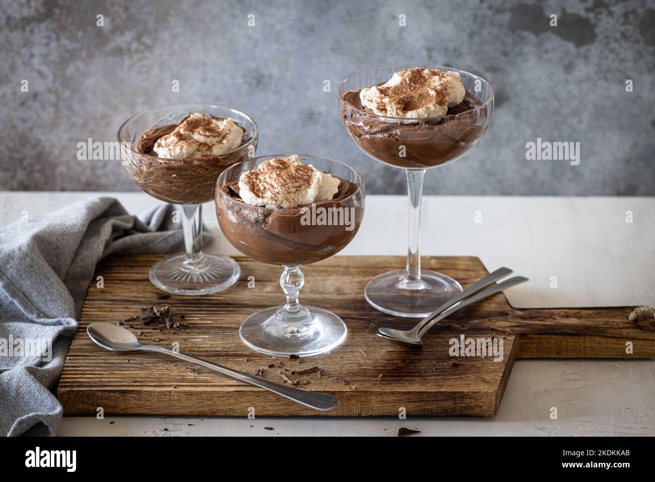 Mousse au chocolat sans oeufs avec double crème et un peu de poudre de cacao sur le dessus Banque D'Images