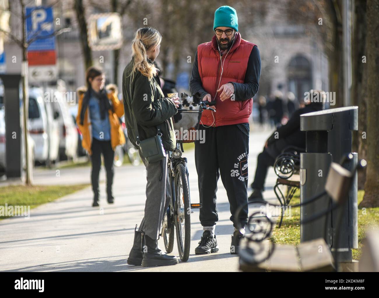 Un couple avec un petit chien dans leur panier à vélo. Place du roi Tomislav (Trg Kralja Tomislava), Zagreb, Croatie Banque D'Images