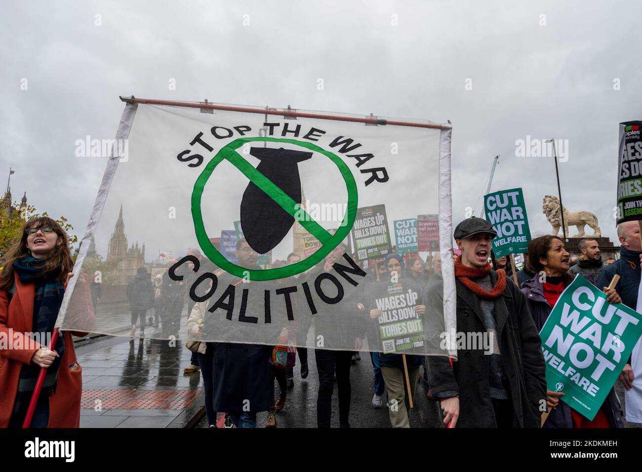 Protestation contre la guerre et les politiques du gouvernement conservateur avec des pancartes « Stop the War Coalition » et « Cut War Not Welfare » Banque D'Images