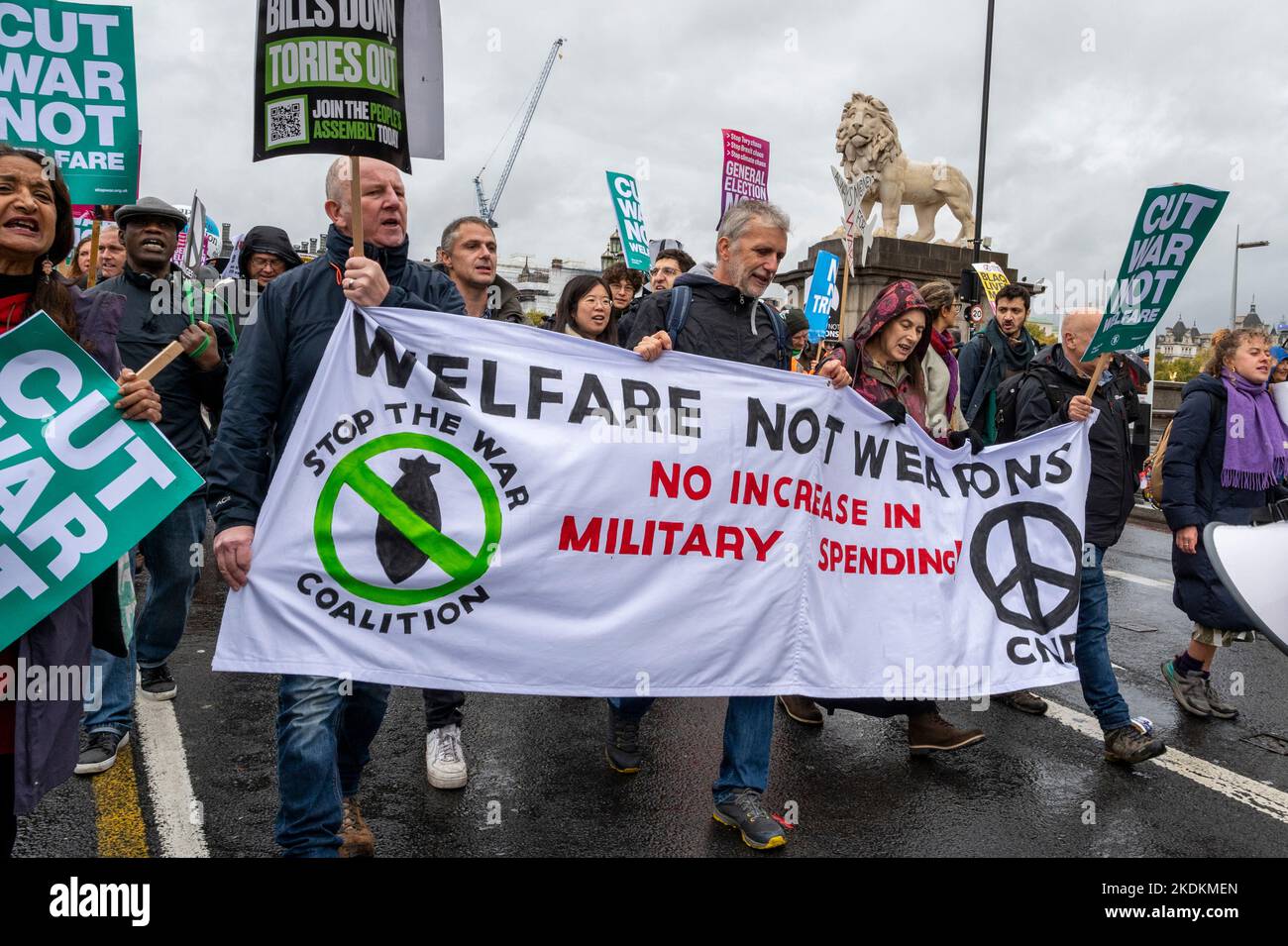 Les manifestants contre la crise du coût de la vie des conservateurs avec une bannière "bien-être pas armes, pas d'augmentation des dépenses militaires". Banque D'Images