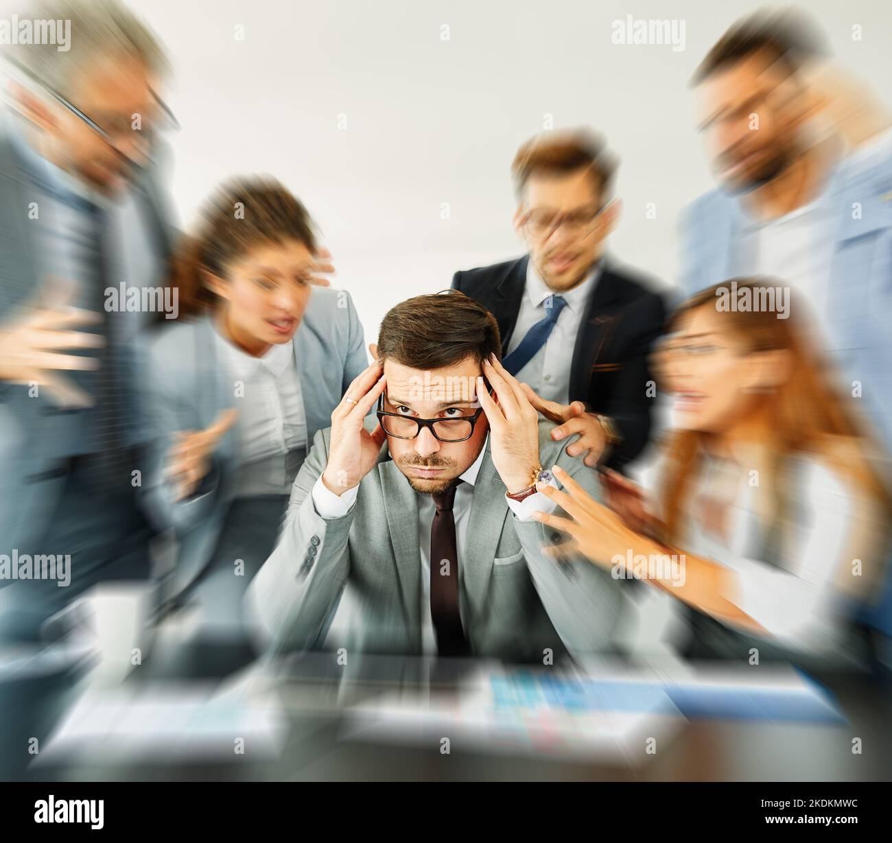 jeunes gens d'affaires rencontrer bureau travail d'équipe groupe succès entreprise senior mature collègue tablette réseau informatique inquiet problème stress Banque D'Images