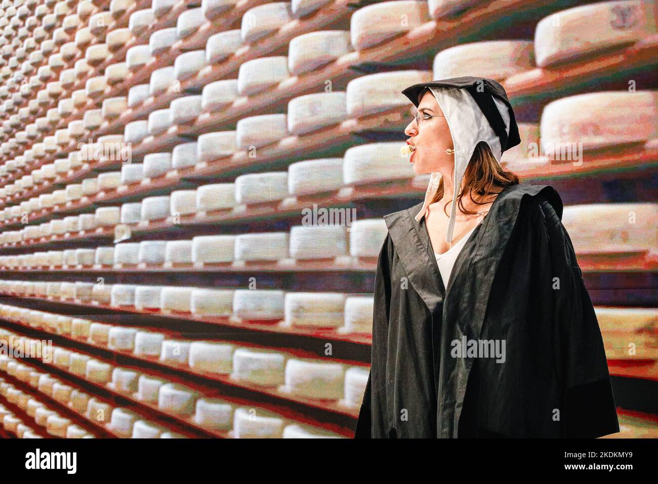 Londres, Royaume-Uni, 07th novembre 2022. L'actrice de Shakespeare avec fond de fromage laitier. La région de Vénétie, y compris des villes comme Venise et Vérone, a des acteurs Solimano Pontarollo et Giulia Lacorte de la Casa Shakespeare Company Verona exécutent des dialogues de pièces de Shakespeare sur la région en face de films de la région de Vénétie - ici un fromage laitier. World Travel Market (WTM), l'exposition annuelle de Londres sur les voyages et le tourisme, ouvre à nouveau ses portes au centre d'exposition Excel de l'est de Londres. L'événement est dans son édition 43rd cette année et semble beaucoup plus occupé cette année avec attend Banque D'Images