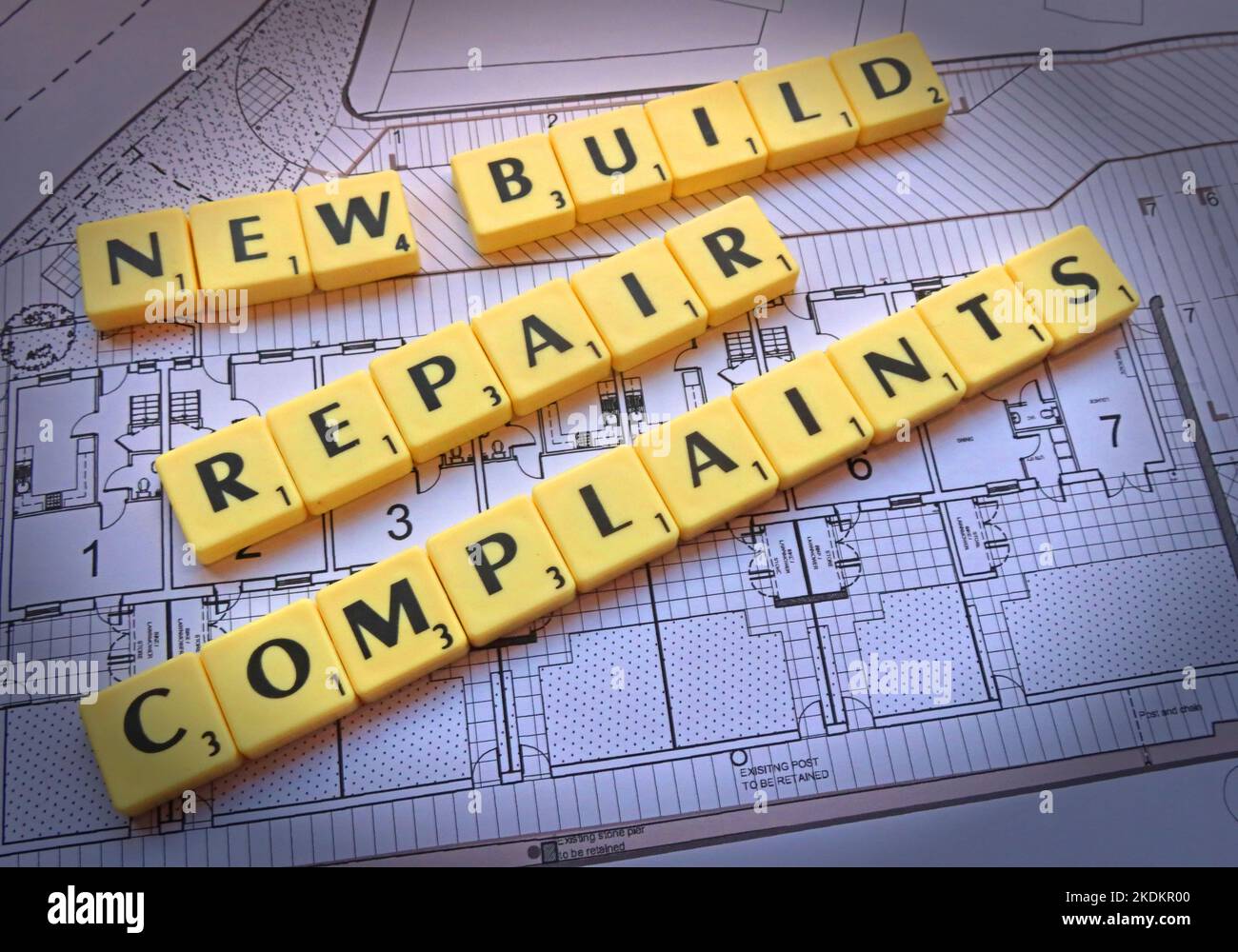 Plaintes concernant la réparation de nouveaux immeubles - lettres de Scrabble sur les plans d'un régime de logement - questions de propriété Banque D'Images