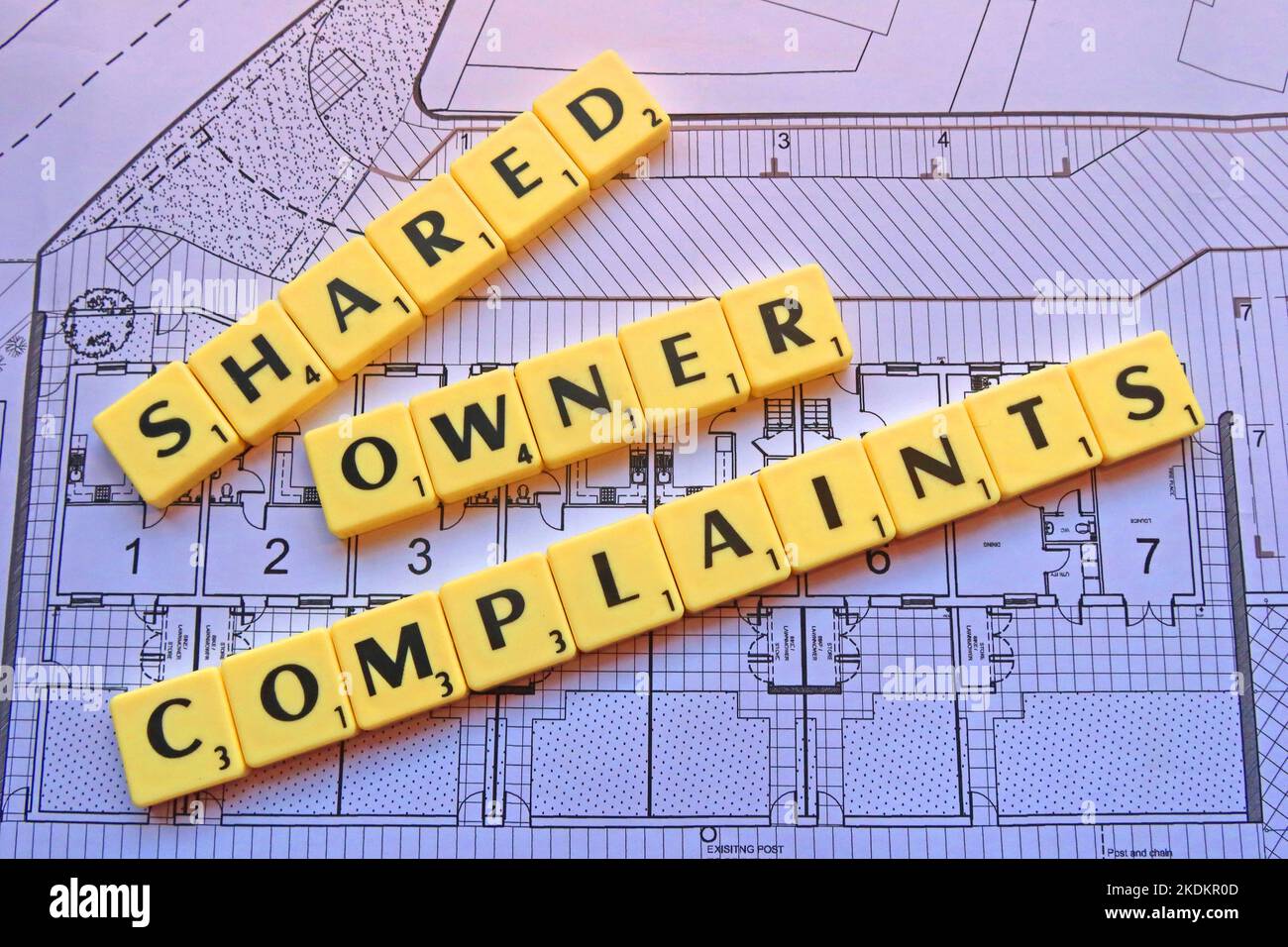 Plaintes partagées des propriétaires - lettres de Scrabble sur les plans d'un régime de logement - questions de propriété Banque D'Images