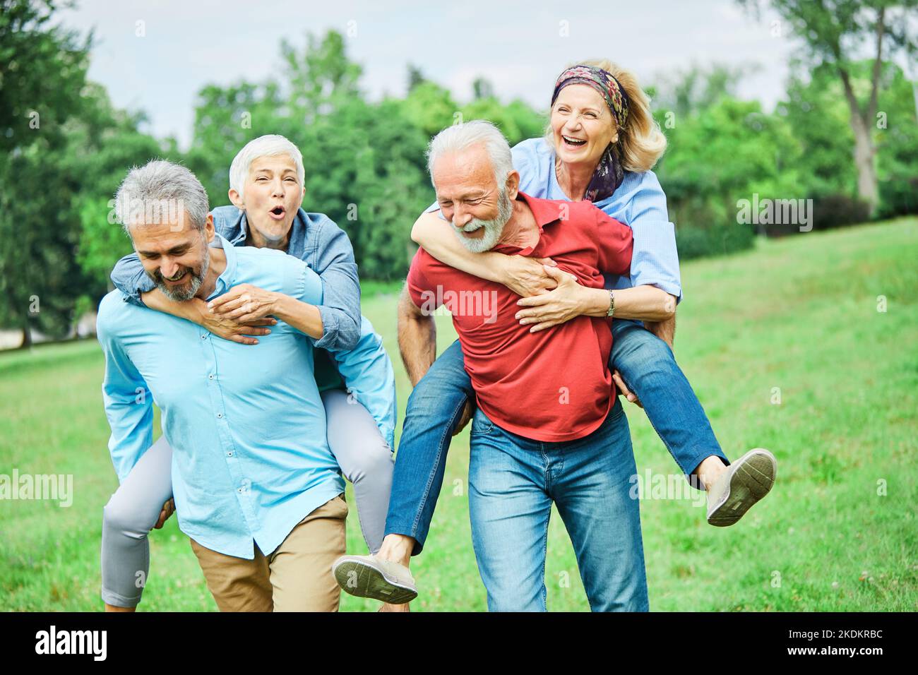 couple de personnes âgées heureux les personnes âgées aiment ensemble retraite homme femme mature piggyback amusement Banque D'Images