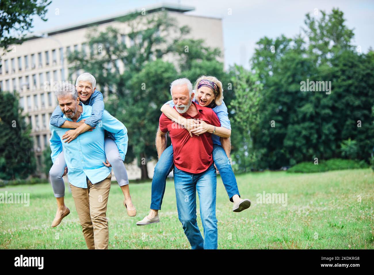 couple de personnes âgées heureux les personnes âgées aiment ensemble retraite homme femme mature piggyback amusement Banque D'Images