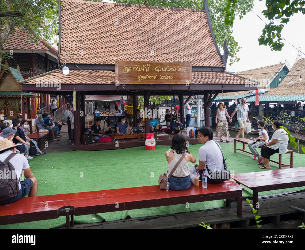 Bangkok, Thaïlande. 4 novembre 2022; jeunes qui exécutent de la musique traditionnelle thaïlandaise dans le marché flottant de Taling Chan. Port traditionnel de Bangkok Banque D'Images