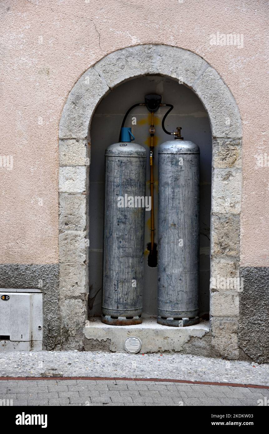 Bouteilles de gaz, bouteilles de gaz, bouteilles de gaz en bouteille, bouteilles de gaz ou GNL de gaz naturel liquéfié stockées dans une niche de bâtiment Banque D'Images