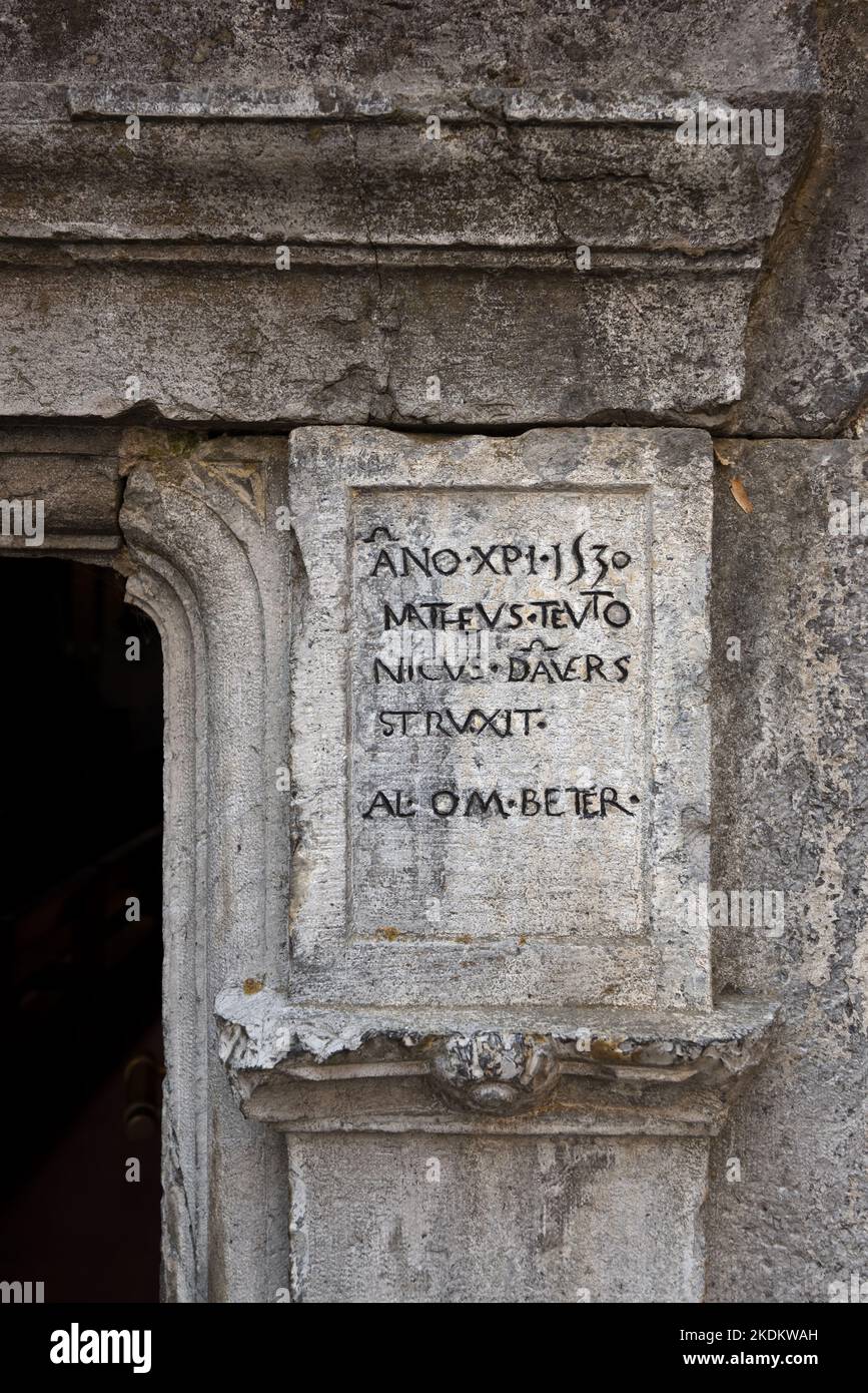 Inscription latine à la porte de l'ancienne église Saint-Jean, réutilisée dans l'église Saint-Martin, dédiée à l'architecte Mathieu d'Anvers 1530 Colmars-les-Alpes Banque D'Images
