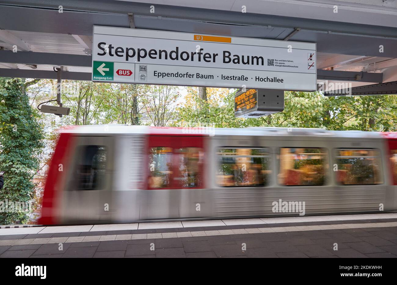 Hambourg, Allemagne. 07th novembre 2022. Un panneau indiquant « Steppendorfer Baum » est accroché à la station de métro Eppendorfer Baum. Pour marquer le début de la Conférence mondiale sur le climat en Égypte en 27th, l'Association des transports de Hambourg (hvv) a renommé de nombreux arrêts de métro, de train de banlieue et de bus pendant trois jours. Le but de la campagne : mettre en évidence la menace concrète que représente le changement climatique pour Hambourg. Credit: Georg Wendt/dpa/Alay Live News Banque D'Images