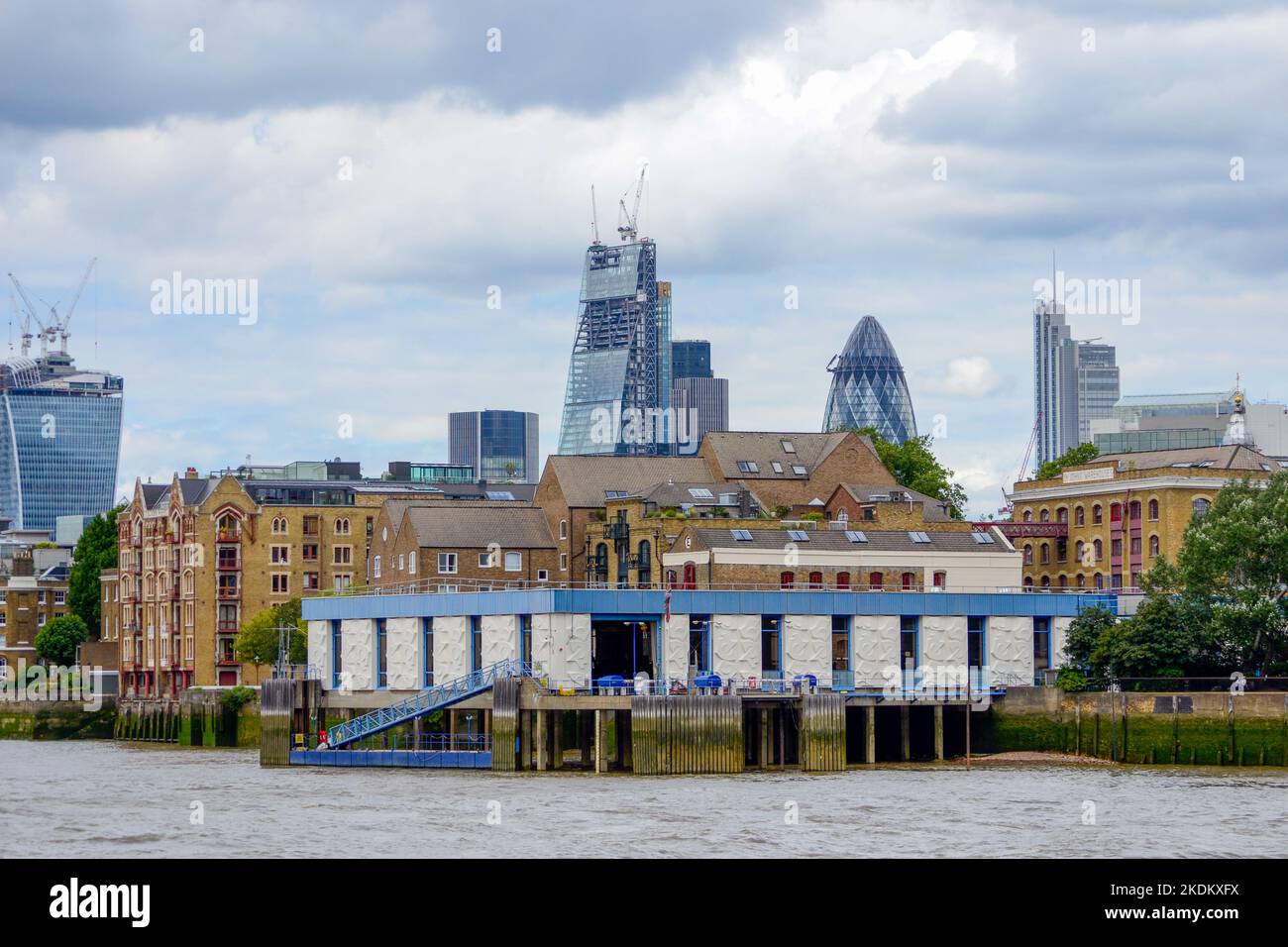 Wapping, Londres, Royaume-Uni - 9 août 2013 : chantier naval de la Metropolitan police Marine Unit. En arrière-plan se trouvent les bâtiments Walkie-Talkie et Gherkin. Banque D'Images