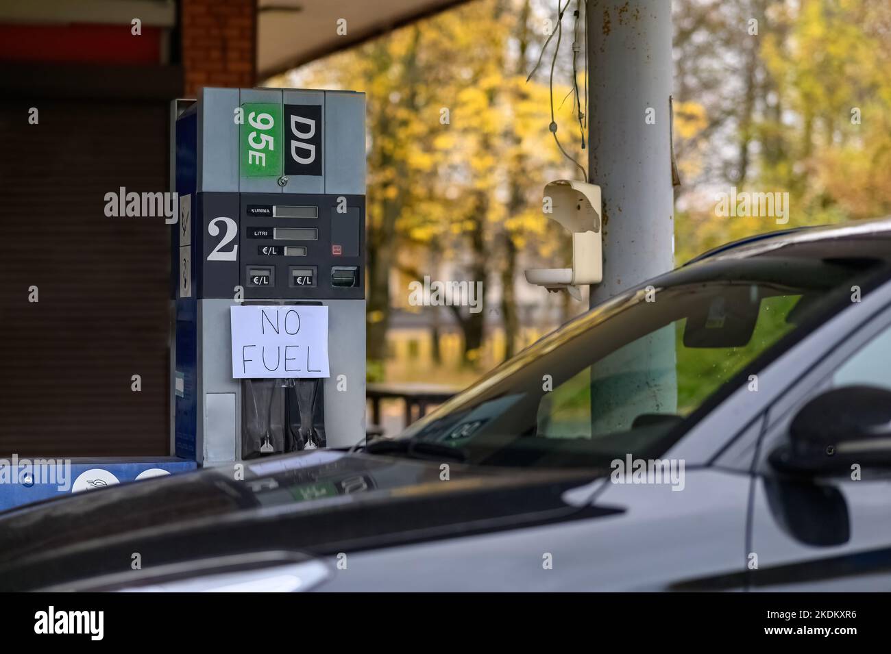 Panneau « pas de carburant » à une station-service. Manque de carburant pendant la crise. Banque D'Images
