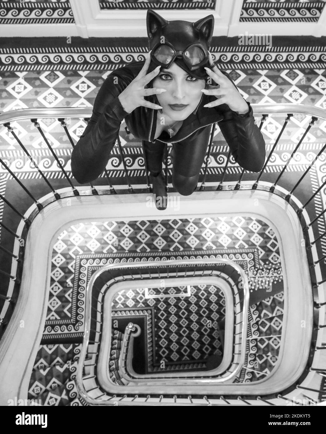 CATWOMAN DANS UN PALAIS DE PARIS Banque D'Images