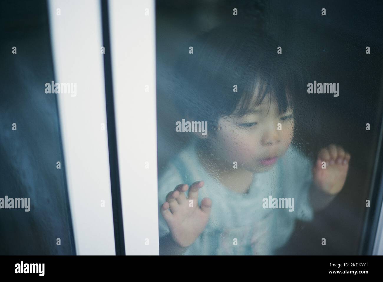 Kid japonais à la maison Banque D'Images