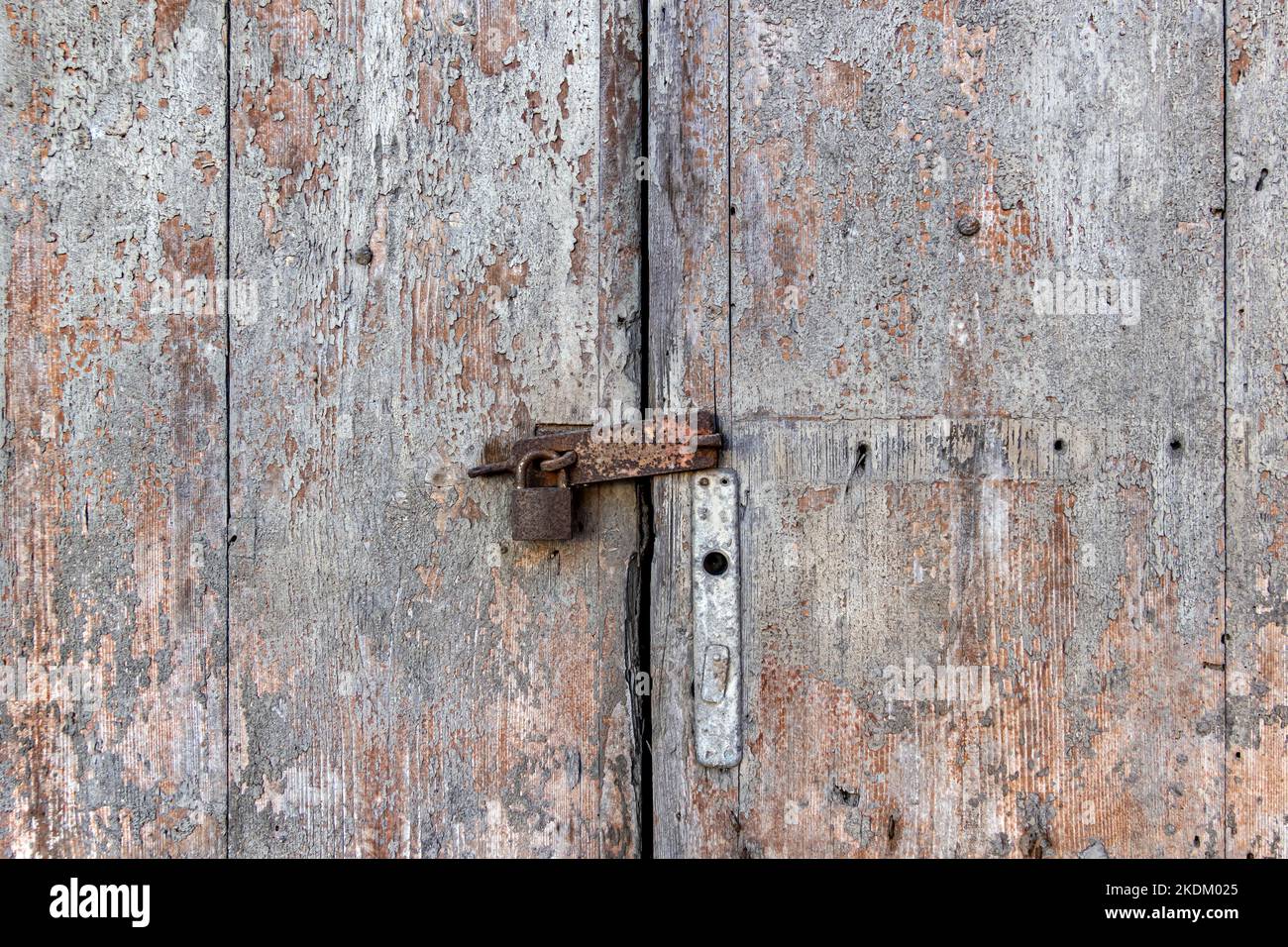 Ancienne porte en bois de grunge avec cadenas ancien rouillé Banque D'Images