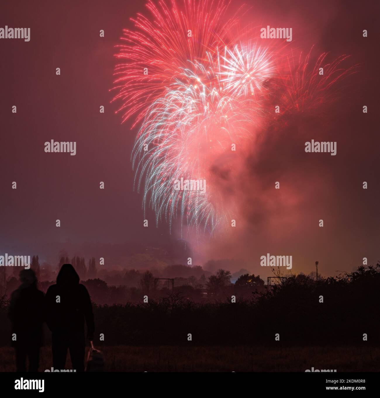 Feux d'artifice au parc du château de Colchester pris le 5th novembre au parc de Highwoods Country. Nuit de feu de joie à Colchester, Essex. Guy Fawkes nuit. Banque D'Images