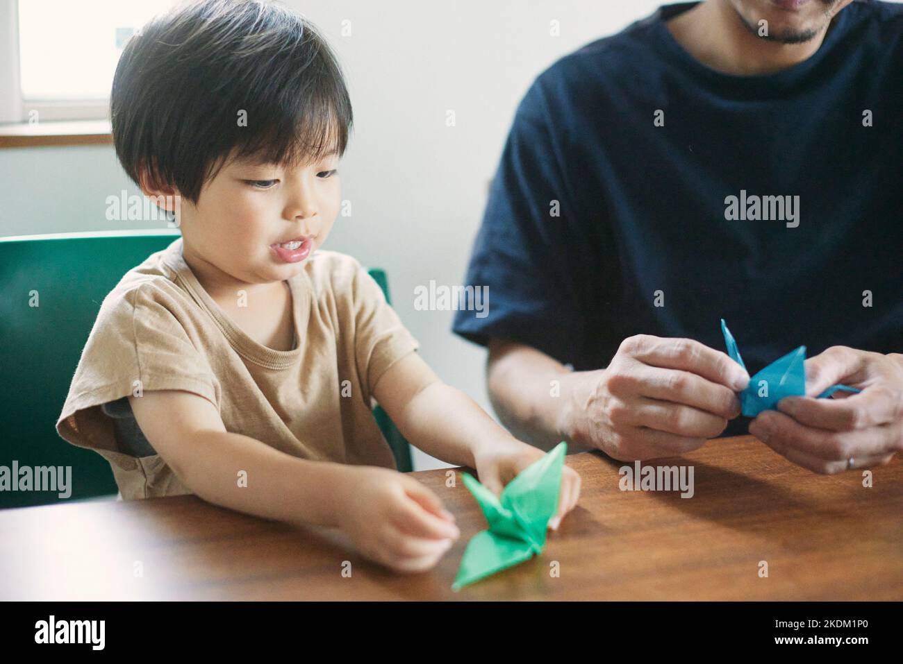 Enfant japonais jouant avec son père à la maison Banque D'Images